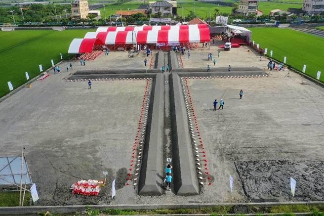 現場貴賓在牧師帶領禱告後，近500人一起揮動金鏟。（伯立歐家園提供／吳建輝彰化傳真）