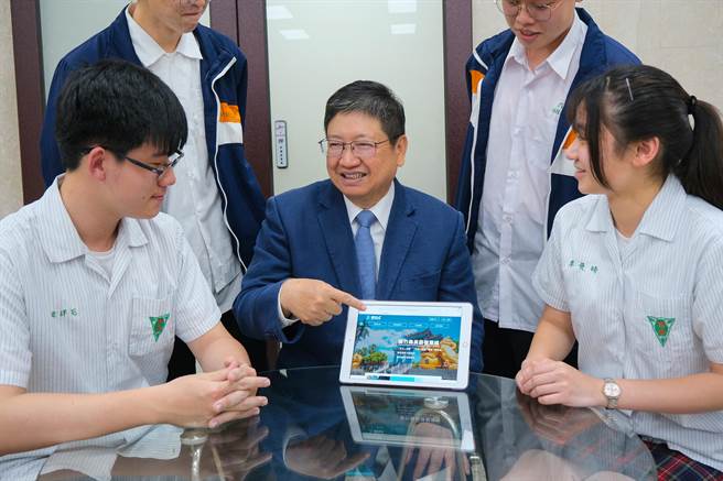 县长杨文科（中）与学生一起体验使用「英语智慧城市共创平台」。（罗浚滨摄）