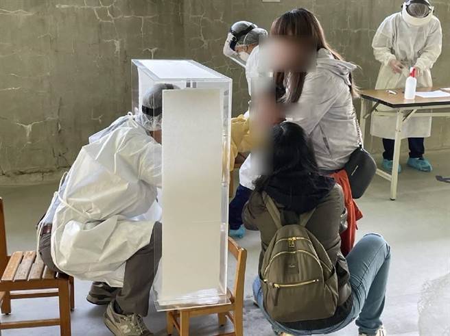 南投县政府呼吁民眾如有如喉咙痒或不适、咳嗽、流鼻水等相关症状不要轻忽，尽速到医疗院所就医并进行快筛或PCR检测。（南投县政府提供／卢金足南投传真）
