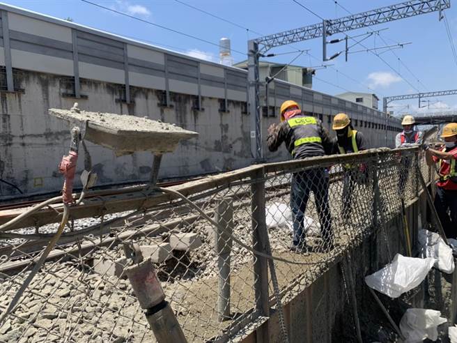 中华陆桥以南C214标处，出现深约1米的路基沉陷，承包商已紧急人工补实道碴。(铁道局南工处提供／曹婷婷台南传真)