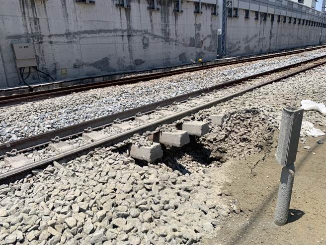 中华陆桥以南C214标处，出现深约1米的路基沉陷，承包商已紧急人工补实道碴。(铁道局南工处提供／曹婷婷台南传真)