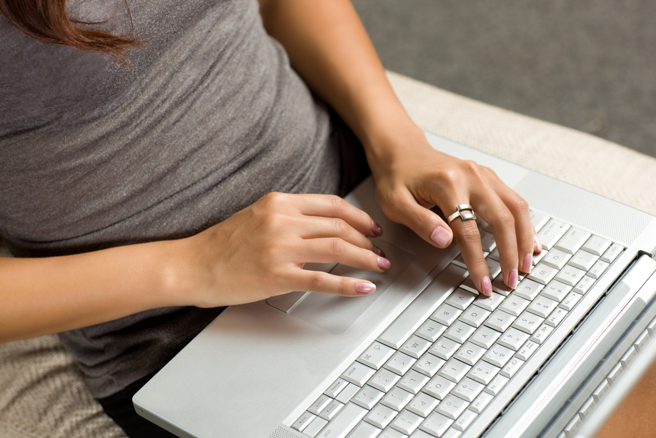 人妻坦承與一名男子曖昧3年，人夫持兩人對話紀錄向該男提告，卻連吃敗訴。（示意圖／Shutterstock）