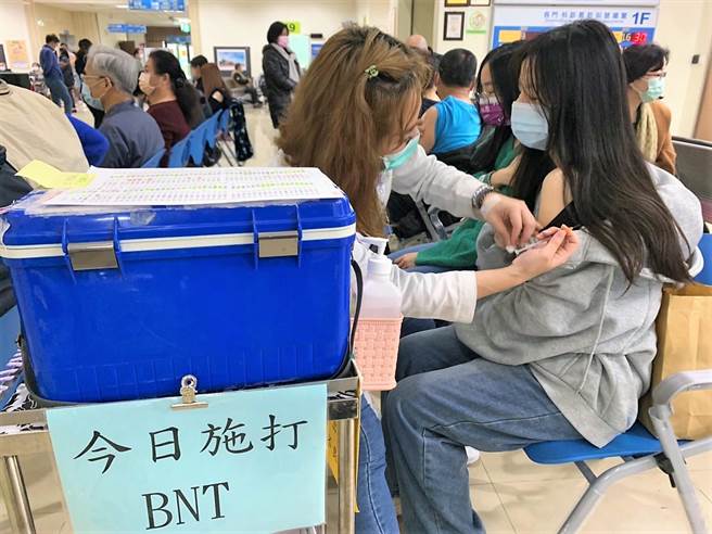 澎湖县12岁至18岁青少年预计5月底施打，另6岁至11岁幼儿疫苗5月初开始施打。(张茂雄摄)