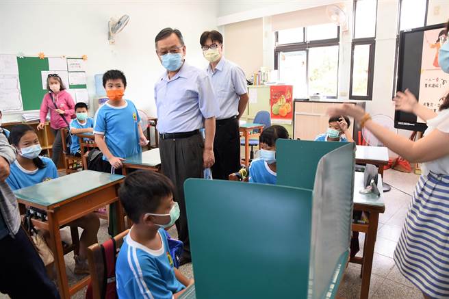 赖峰伟指示教育处、社会处、卫生局合作加强长者、幼儿卫教知识的宣导工作。(澎湖县政府提供)