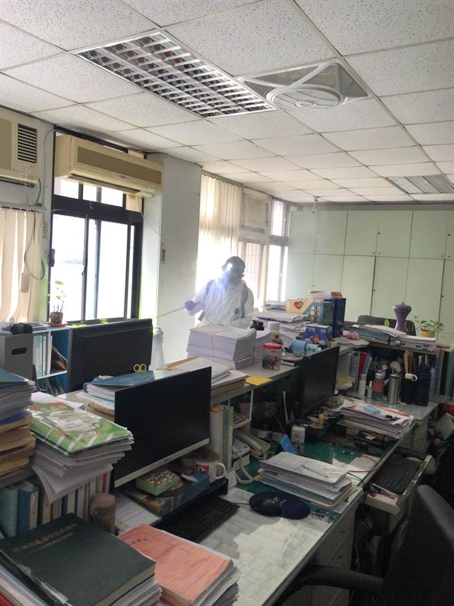 卫生局派员到确诊者地点清消。（翻摄照片／李京升苗栗传真）