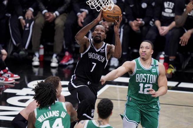 籃網前鋒杜蘭特(中)持球切入塞爾提克陣中。（美聯社）
