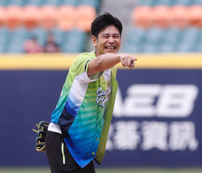 「蔬食男神」杨子仪为富邦悍将开球。（陈怡诚摄）