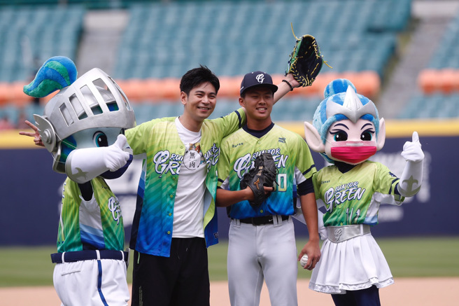 「蔬食男神」杨子仪为富邦悍将开球。（陈怡诚摄）