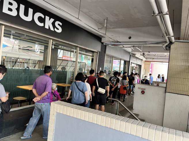 南投县24日疫苗接种站民眾接种踊跃，排队达3公尺，民眾保持防疫安全距离，按部就班地的完成疫苗接种。（南投县政府提供／卢金足南投传真）