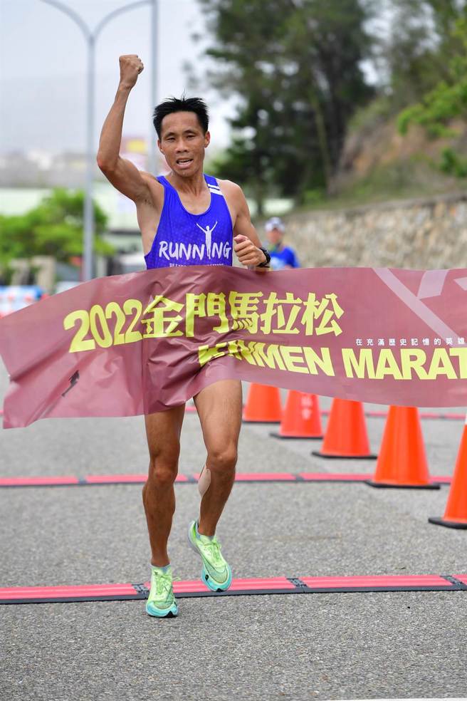 2022金門馬拉松全程男子組，由在地好手何盡平2度封王。（金門縣府提供／李金生傳真）