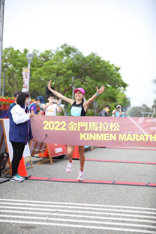 2022金門馬拉松全程女子組由張芷瑄以3小時05秒封后。（金門縣府提供／李金生傳真）