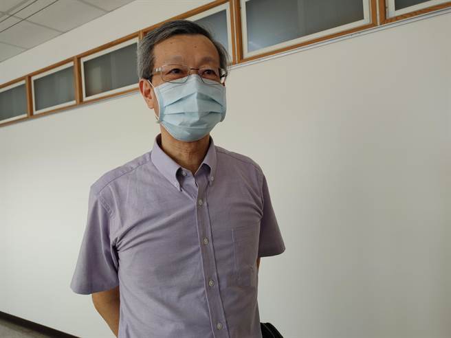 卫生局叶彦伯表示，目前採取重症清零，轻症控管模式，未来于戴口罩情形下接住确诊者，经评估后可实行加强版自我健康监测及自我防护，可免匡列居家隔离。(吴建辉摄)