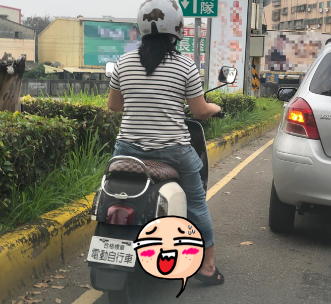 有名男子在路上看到有輛掛「電動自行車」車牌的機車上路，但它的排氣管卻露餡了。（翻攝自爆廢公社）