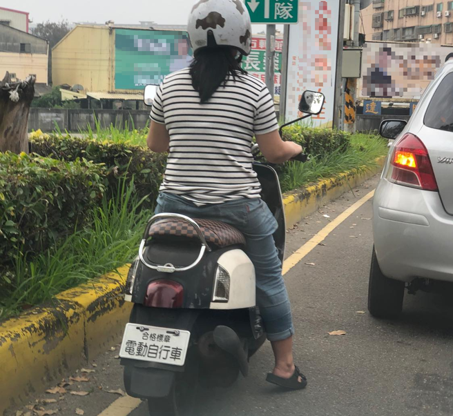 有名男子在路上看到有輛掛「電動自行車」車牌的機車上路，但它的排氣管卻露餡了。（翻攝自爆廢公社）