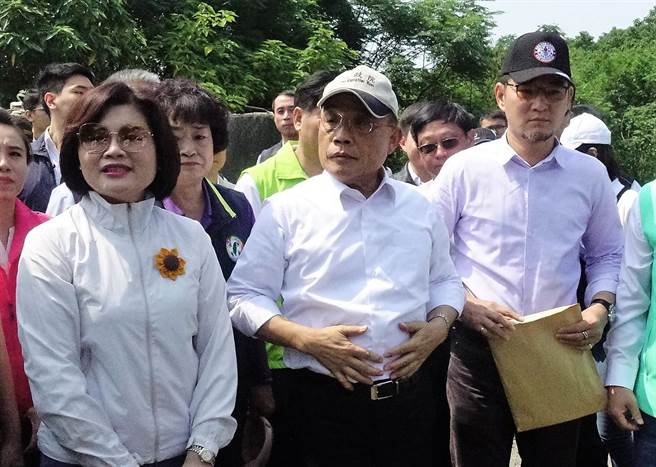 云林县长张丽善（前排左）表示不意外刘建国（右）获民进党徵召参选下届云林县长，图为2019年行政院长苏贞昌（中）勘查浊水溪扬尘治理状况。（周丽兰摄）