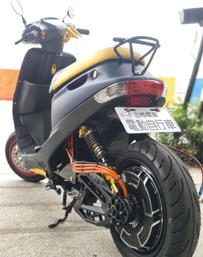 有網友分享日前看到一輛二行程機車改成電動自行車。（翻攝自爆廢公社）