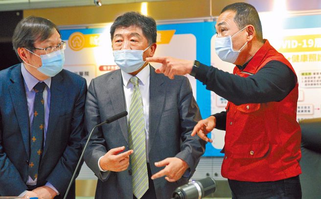 侯友宜强调居隔转型 开酸中央「有听到问题没有解决」。卫福部长陈时中（中）与新北市长侯友宜（右）。（资料照/张铠乙摄）