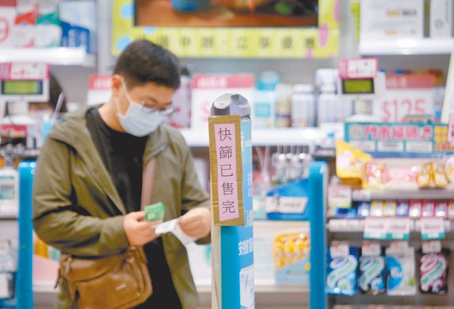 台北市长柯文哲24日宣布医护人员「以筛代隔」率先上路。（示意图/陈君玮摄）