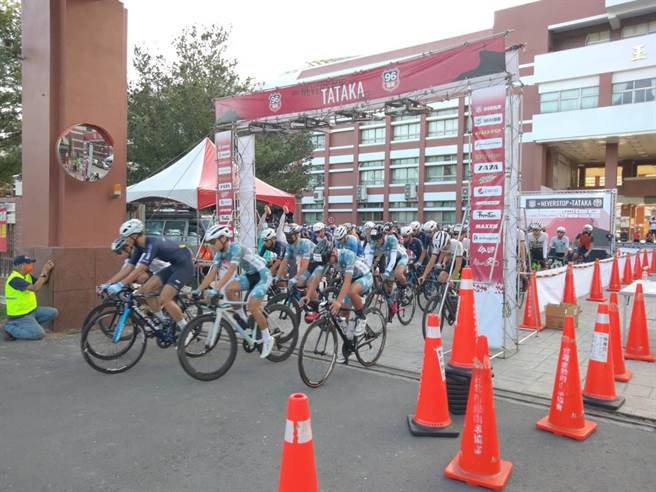 南投县政府与台湾自由车运动协会共同主办2022永不放弃塔塔加自行车挑战赛24日登场。（南投县政府提供／卢金足南投传真）