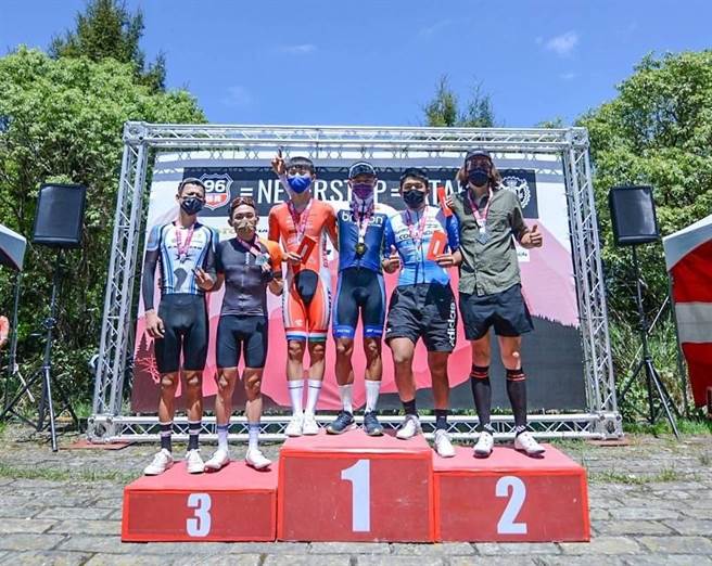 2022永不放弃塔塔加自行车挑战赛24日登场，也是今年最具规模联赛「96联赛」开幕首站，吸引全国及外籍近千名车友「骑」聚南投。（南投县政府提供／卢金足南投传真）