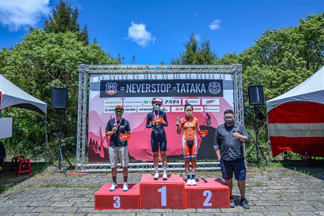 南投县政府与台湾自由车运动协会共同主办2022永不放弃塔塔加自行车挑战赛24日登场。（南投县政府提供／卢金足南投传真）