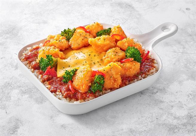 Pizza Hut EXPRESS独家贩售「红酱起司香酥鸡烩饭烩饭」等多款烩饭、义大利麵，午晚餐期间加价30元起还可升级套餐。（必胜客提供）