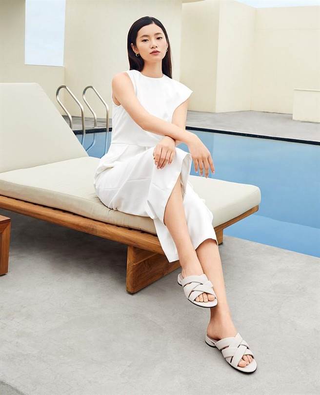 ECCO「W Flat」限量款石灰白，售价4980元。（ECCO提供）