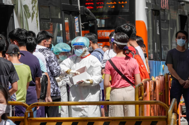 基隆市开设疫苗施打站，吸引不少民眾，今却爆发妇产科群聚感染。（黄子明摄）