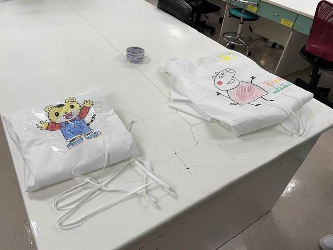 護理師在隔離衣上作畫，希望能和孩童互動減少抗拒與不安。（小港醫院提供／高雄洪靖宜傳真）