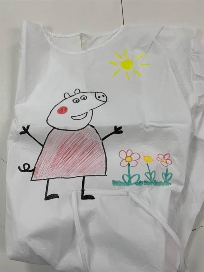 護理師在隔離衣上作畫，希望能和孩童互動減少抗拒與不安。（小港醫院提供／高雄洪靖宜傳真）