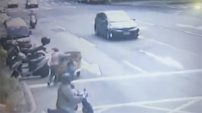 張婦疑似在看旁邊沒有注意車道狀況。（警方提供）