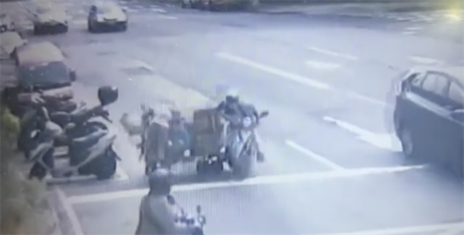 張婦遭行駛而來的機車撞上。（警方提供）