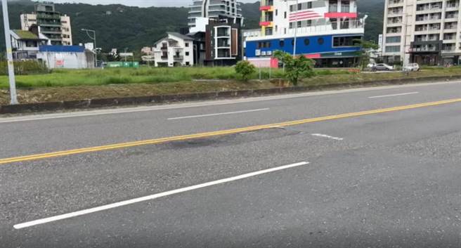 有民眾在脸书的宜兰知识＋PO文，日前行经头城镇环镇东路二段时，很大的坑洞导致他的机车轮框变形，差点跌倒。（吴佩蓉摄）