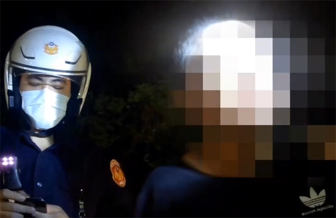 李姓男子酒駕外出自撞護欄，經查為確診者。（基隆市警局提供／陳彩玲基隆傳真）