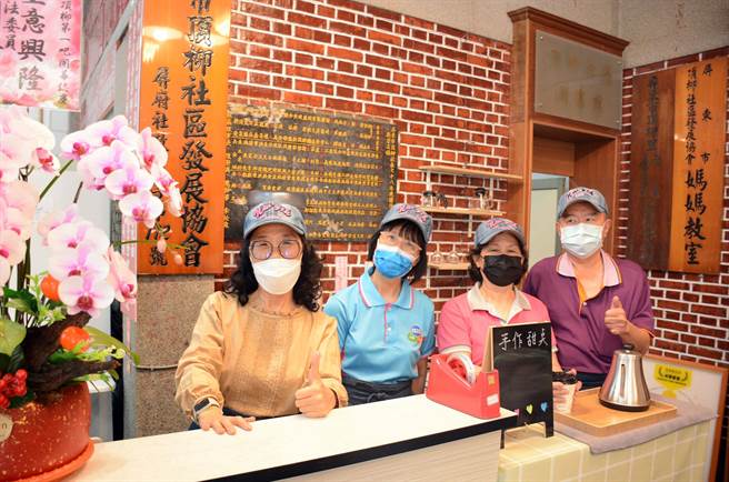 由屏东市顶柳社区长辈主导，开起社区数十年来首间咖啡馆。（林和生摄）