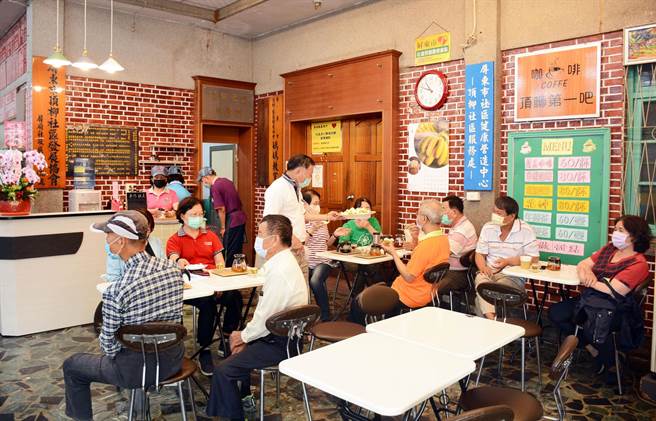 屏东市顶柳社区咖啡馆开幕后，每日皆有不少民眾上门消费。（林和生摄）