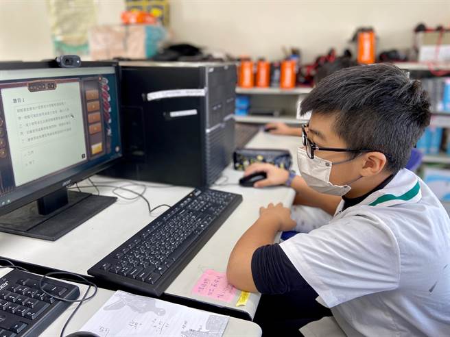 本土疫情狂烧，高市府教育局备妥完善线上学习资源，提供多元、弹性丰富的学习管道，不因疫情影响学生的学习权益。（高市教育局提供）