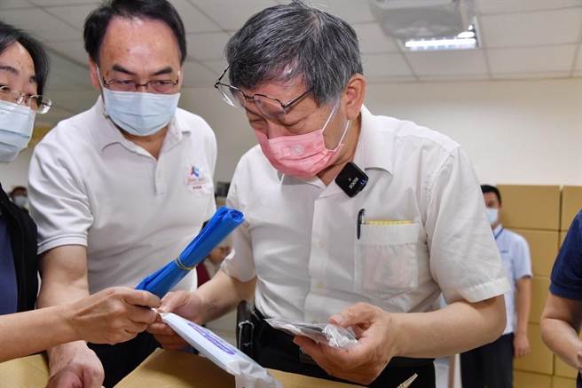 台北市长柯文哲24日前往中山区关怀中心，了解推动居家照护情形。（台北市政府提供／张立勋台北传真）