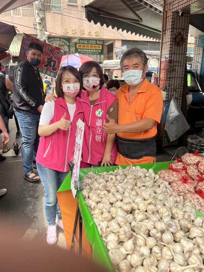 立法委员苏治芬今天陪同杨梅区市议员参选人萧立妍在埔心市场沿路扫街拜票。（翻摄照片／蔡依珍桃园传真）