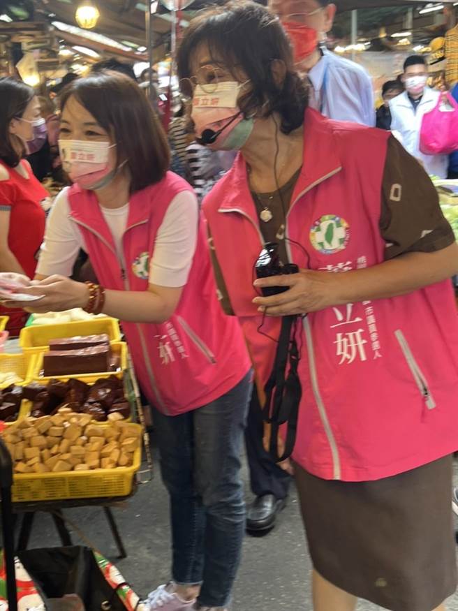 立法委员苏治芬今天陪同杨梅区市议员参选人萧立妍在埔心市场沿路扫街拜票。（翻摄照片／蔡依珍桃园传真）