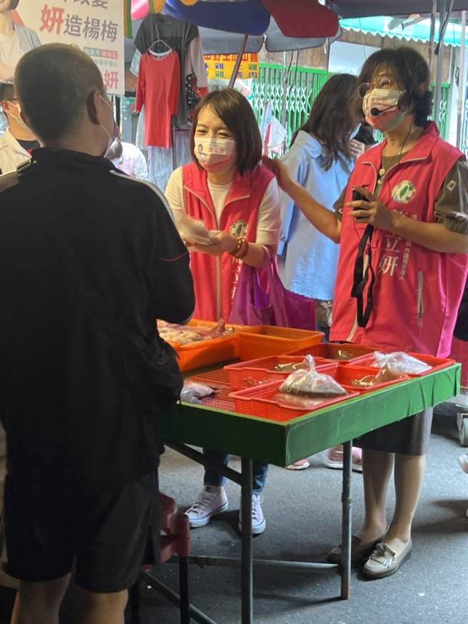 立法委员苏治芬今天陪同杨梅区市议员参选人萧立妍在埔心市场沿路扫街拜票。（翻摄照片／蔡依珍桃园传真）