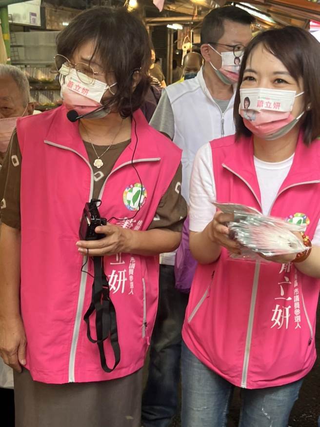 立法委员苏治芬今天陪同杨梅区市议员参选人萧立妍在埔心市场沿路扫街拜票。（翻摄照片／蔡依珍桃园传真）
