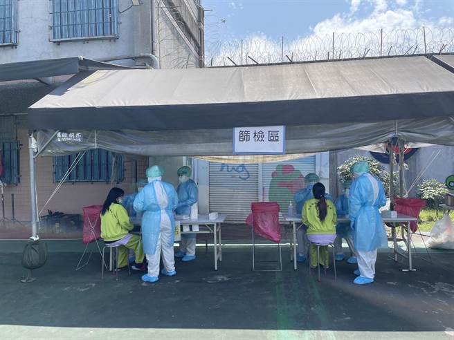 移民署宜蘭收容所進行採檢共有208人確診。（移民署提供）
