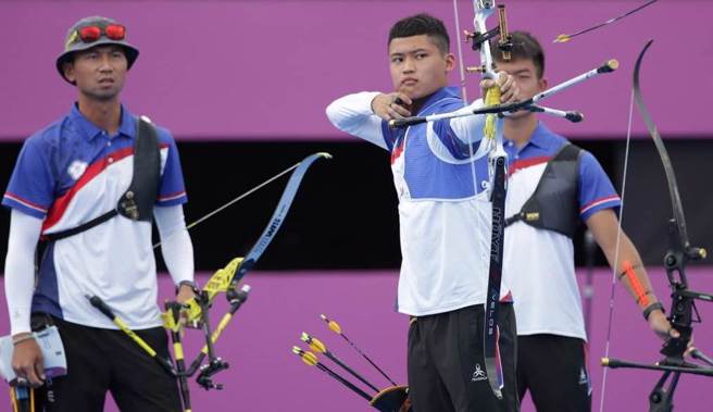 魏均珩（左）、湯智鈞（中）在2022射箭世界盃土耳其安塔利亞站助中華隊摘金。（報系資料照、季志翔攝）