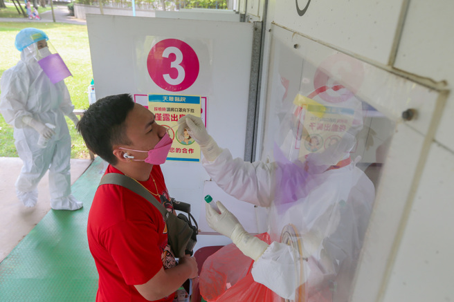 　國內本土新冠肺炎確診數近日屢破新高，23日新增4126例，24日傳出會破5000例，等於兩天近萬例確診，逐漸逼近指揮中心指揮官陳時中預估的月底破萬例。因確診個案太多，桃園市社區採檢站一早就有不少民眾前往社區採檢站，由於採鼻腔拭子棒進入鼻腔採檢，不適的感覺讓採檢民眾皺起眉頭。（陳麒全攝）