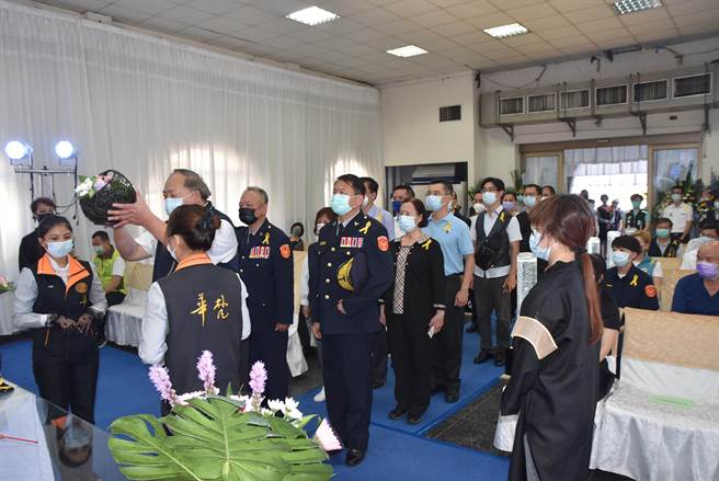 育才派出所53岁副所长刘宏志在警所内猝死，24日下午在台中市立殡仪馆举行公祭，长官们前往悼念。（台中市警第二分局提供／张妍溱台中传真）