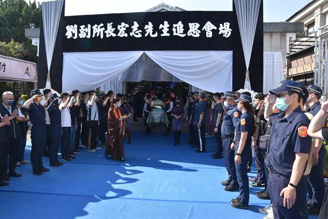 刘出殡时，其同袍列队高喊「任务结束、一路好走」，场面肃穆哀戚。（台中市警第二分局提供／张妍溱台中传真）