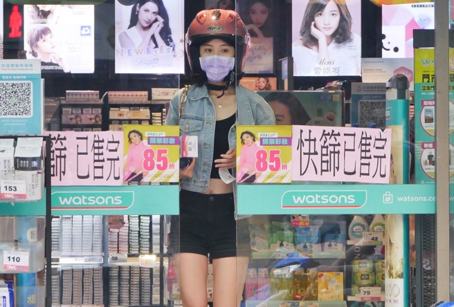 疫情升温，快筛试剂需求量大增，24日「1人份快筛试剂」开卖，北市药妆店门口还是贴着快筛试剂已售完，民眾无奈一剂难求。（陈俊吉摄）