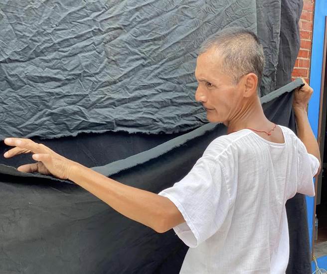 唐玲在脸书po出李志祥在片场认真工作身影。（摘自唐玲脸书）