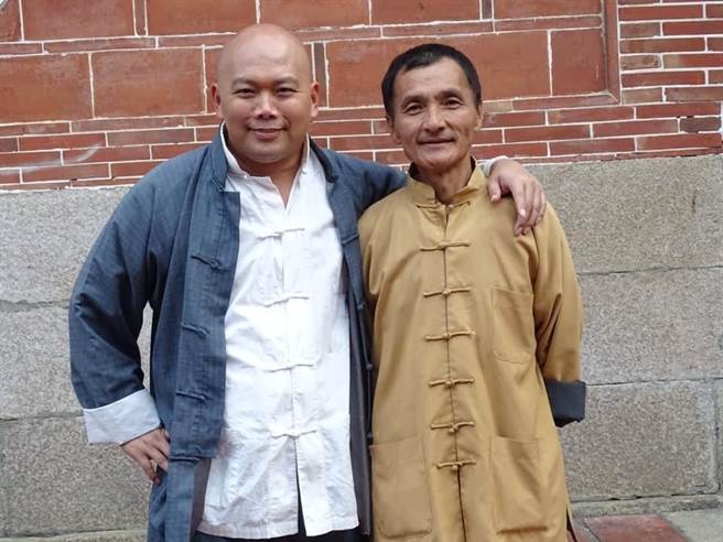 四方（左」晒与李志祥合照悼念。（摘自脸书）